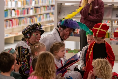 2025-11-23 Sint leest voor-49